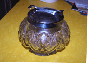 Sweet. Sugar bowl and tongs all-in-one.