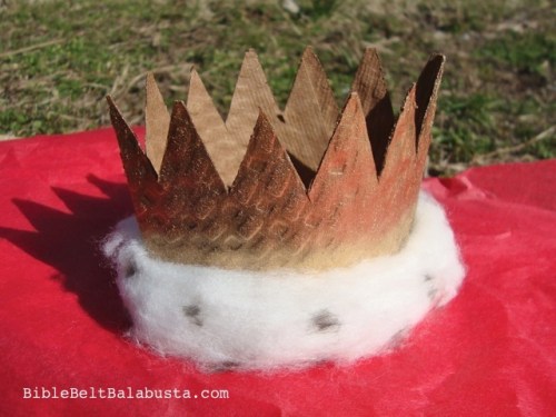 Make a mini crown from a coffee sleeve